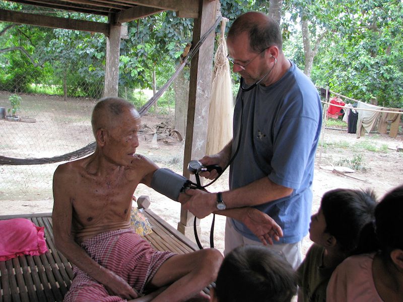 Joseph Speisser en mission au Cambodge en aide à un homme âgé